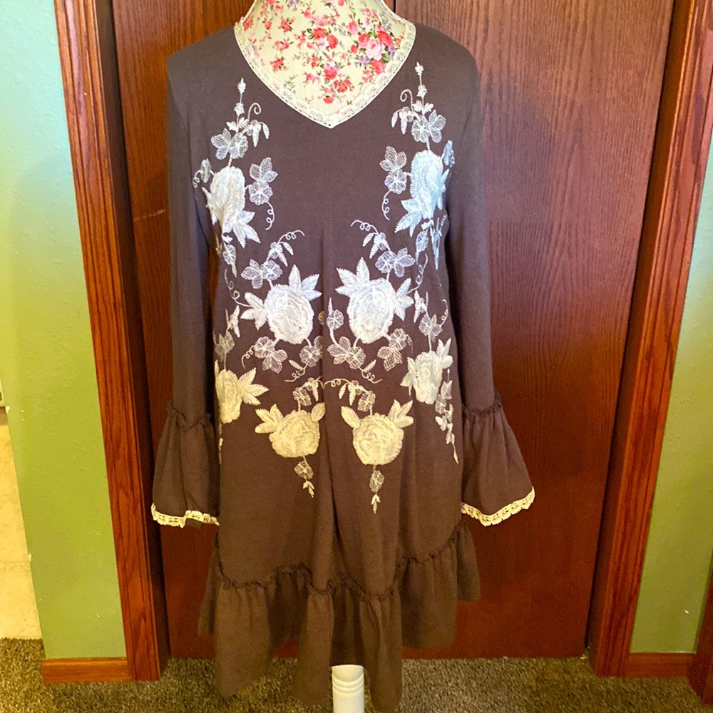 entro Embroidered Dress